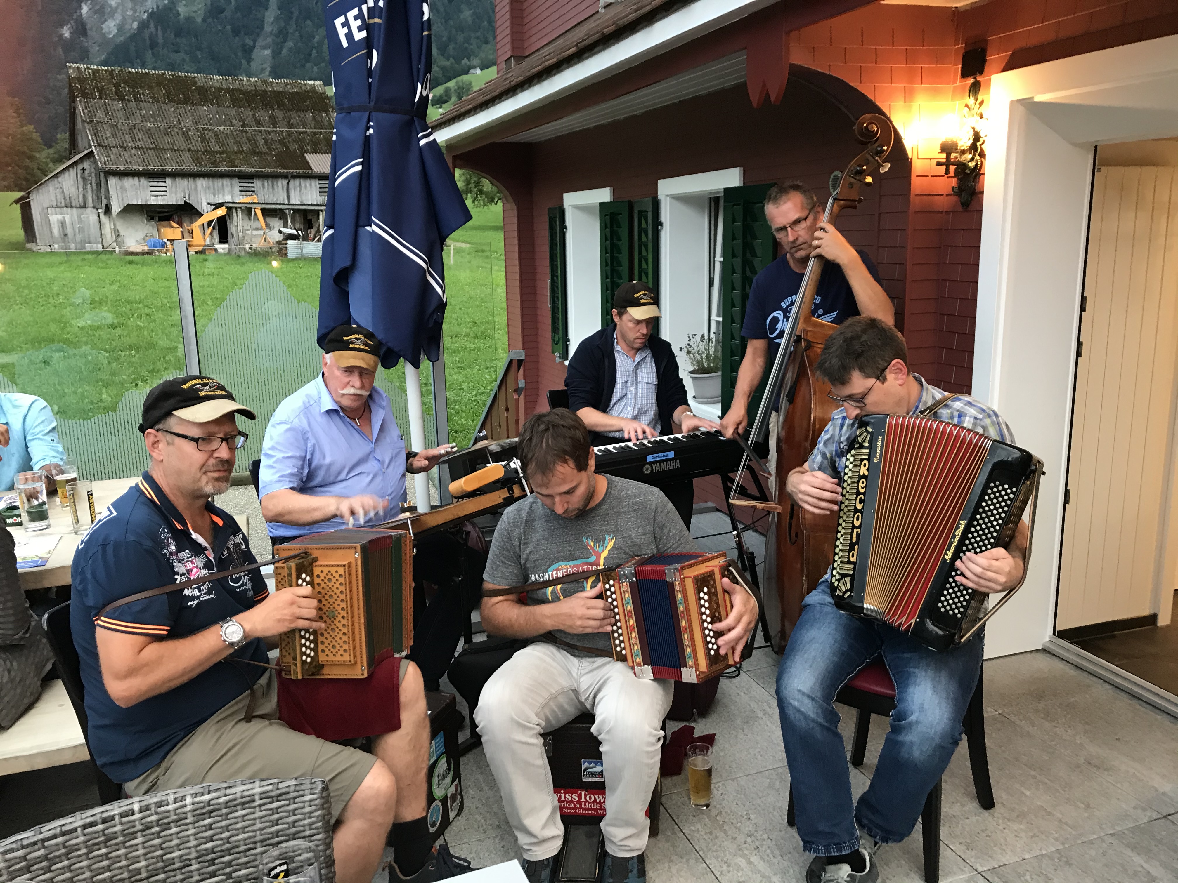 z'Nacht und Musig i de nü gfüehrte Pension Betschart Oberschönenbuch in Ibach/SZ